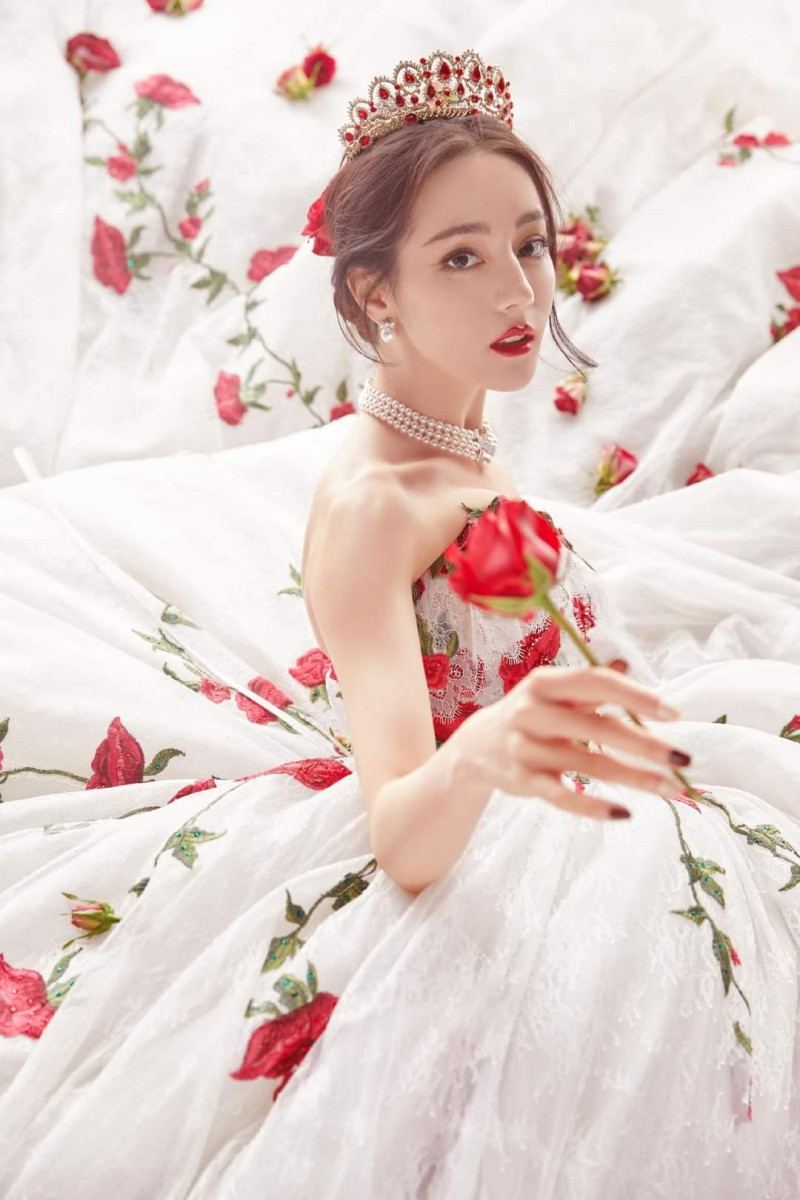 Địch Lệ Nhiệt Ba xinh đẹp như “công chúa hoa hồng” trên siêu thảm đỏ Tinh Quang Đại Thưởng ảnh 2