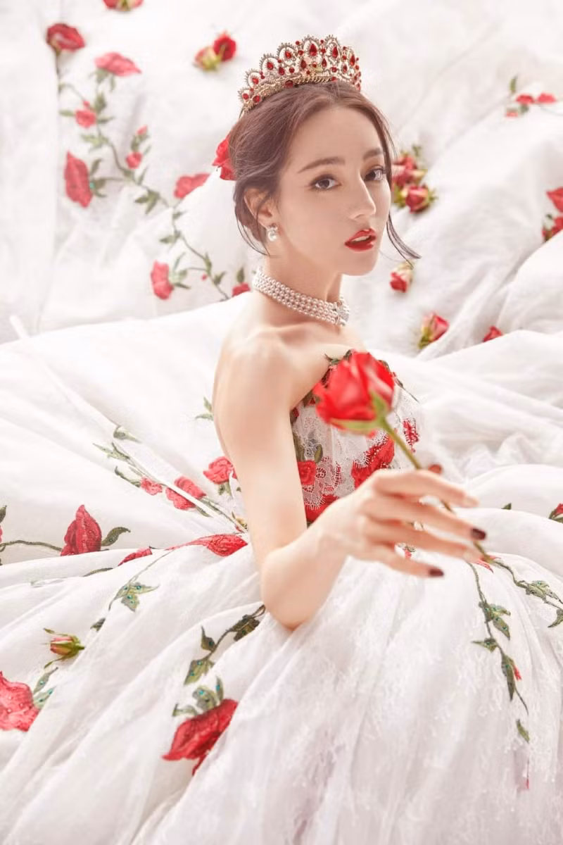 Địch Lệ Nhiệt Ba xinh đẹp như “công chúa hoa hồng” trên siêu thảm đỏ Tinh Quang Đại Thưởng ảnh 2