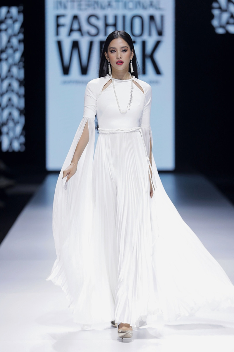 Hoa hậu Tiểu Vy và Hương Giang hóa thân thành “ả đào”, ai thướt tha dịu dàng hơn? ảnh 5