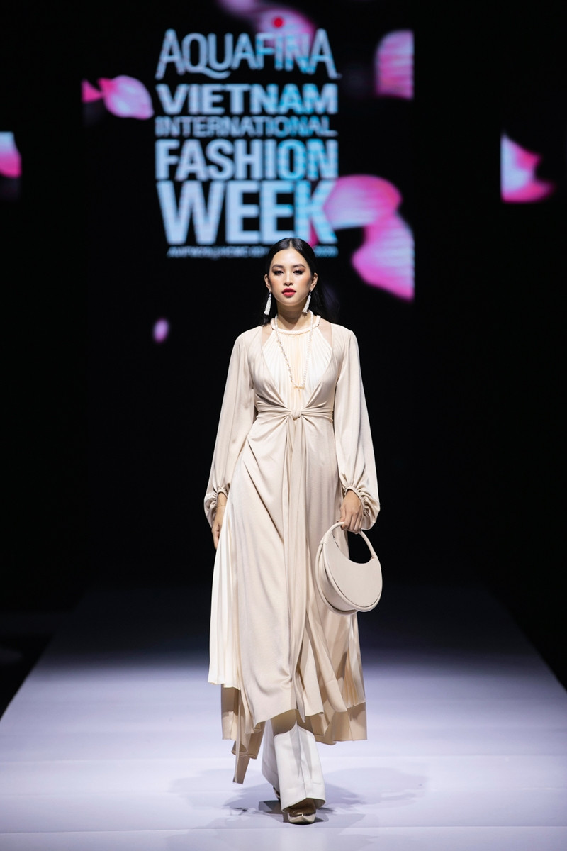 Hoa hậu Tiểu Vy và Hương Giang hóa thân thành “ả đào”, ai thướt tha dịu dàng hơn? ảnh 1