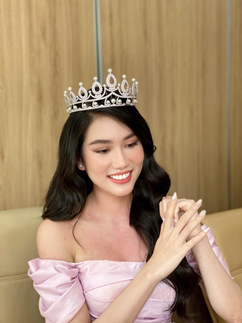 Tự tin livestream bằng tiếng Anh, Á hậu Phương Anh tạo ấn tượng tốt với GĐ Truyền thông Miss International ảnh 2