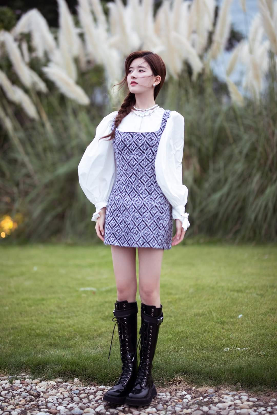 Triệu Lộ Tư đụng hàng Jisoo BLACKPINK, Park Min Young nhưng vẫn ghi điểm nhờ chi tiết này ảnh 6