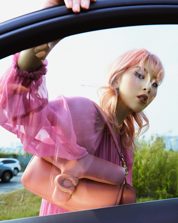 Quỳnh Anh Shyn khoe túi “siêu to khổng lồ”, tưởng cố ý chơi trội hóa ra là xu hướng mới ảnh 3