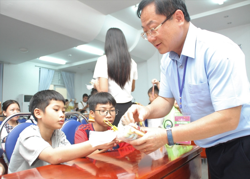 Thí sinh Hoa Hậu Việt Nam 2020 chia sẻ yêu thương cùng các em nhỏ kém may mắn ở Vũng Tàu ảnh 4