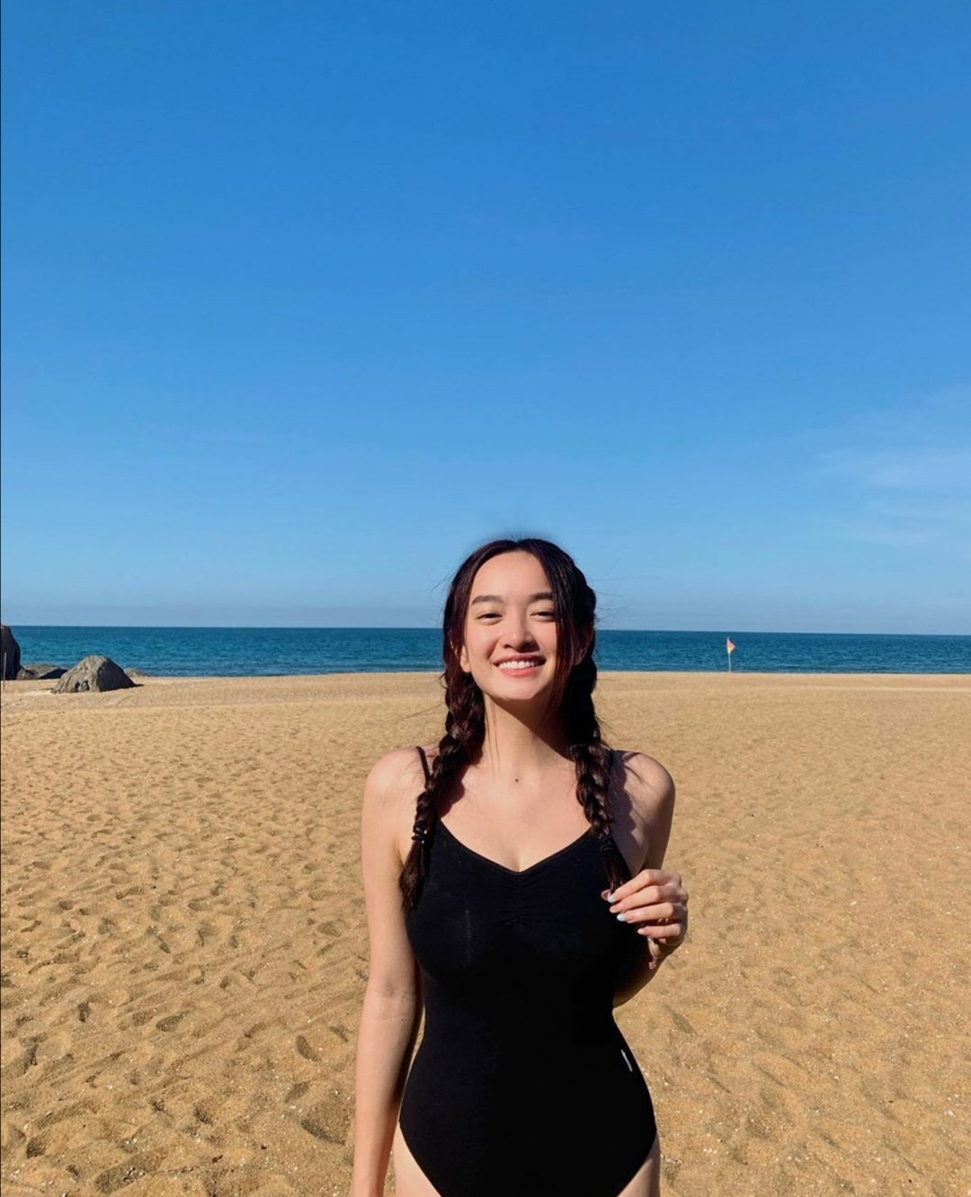 Mỹ nhân Việt đồng loạt ra biển diện bikini khoe đường cong những ngày cuối Hè ảnh 3