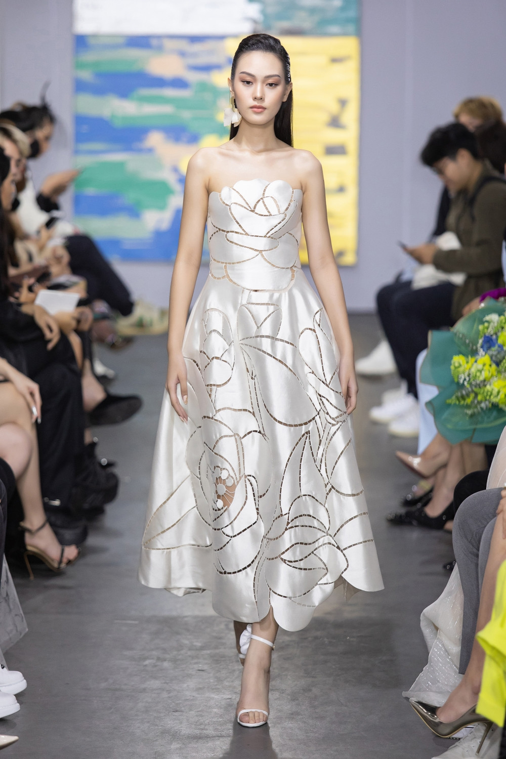 Hoa hậu Đỗ Thị Hà mở màn show thời trang với nhan sắc tựa nàng thơ, ai cũng phải xuýt xoa ảnh 5