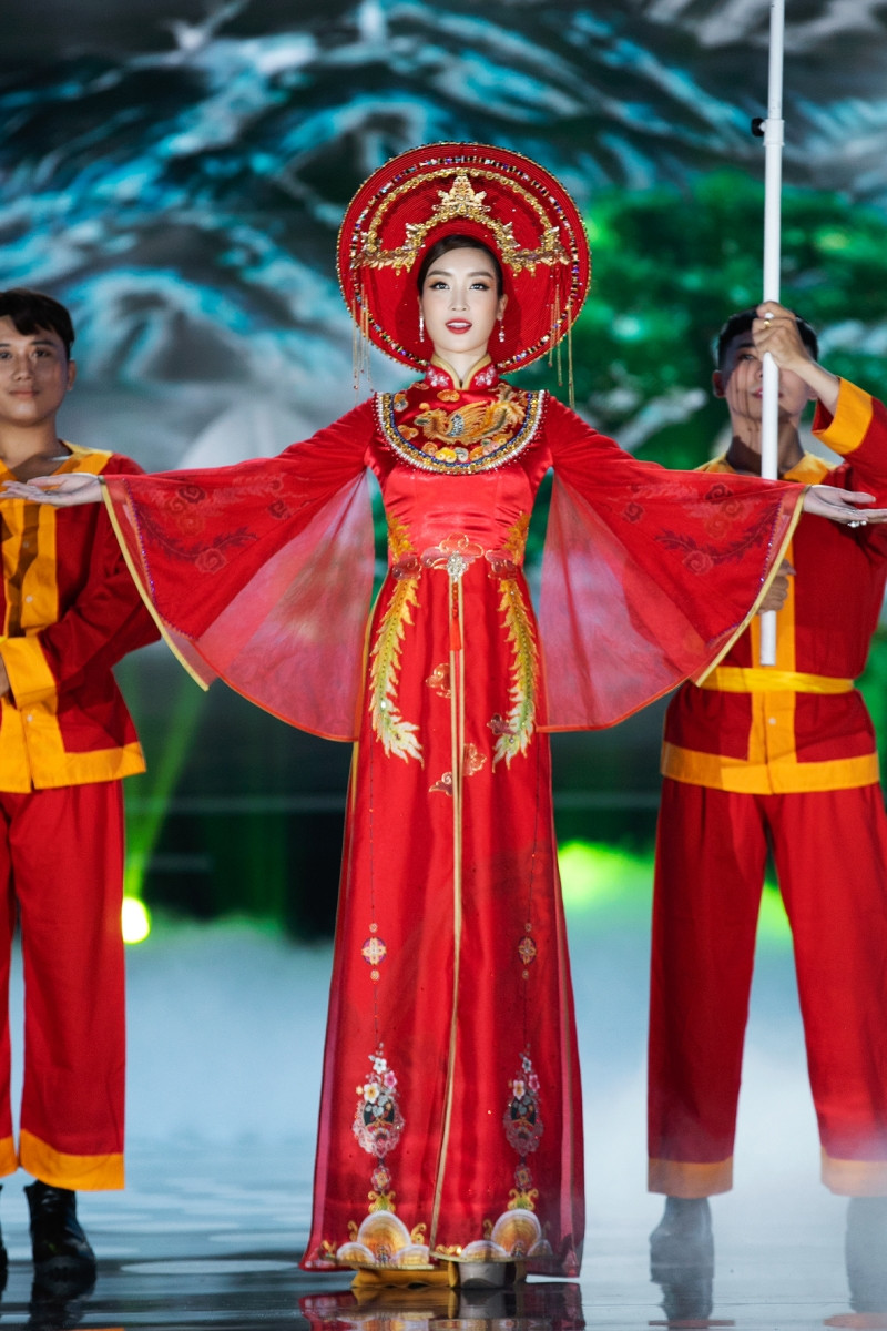 Hoa hậu Mỹ Linh ăn chay để hóa thân thành Thánh Mẫu trong màn trình diễn áo dài ảnh 4