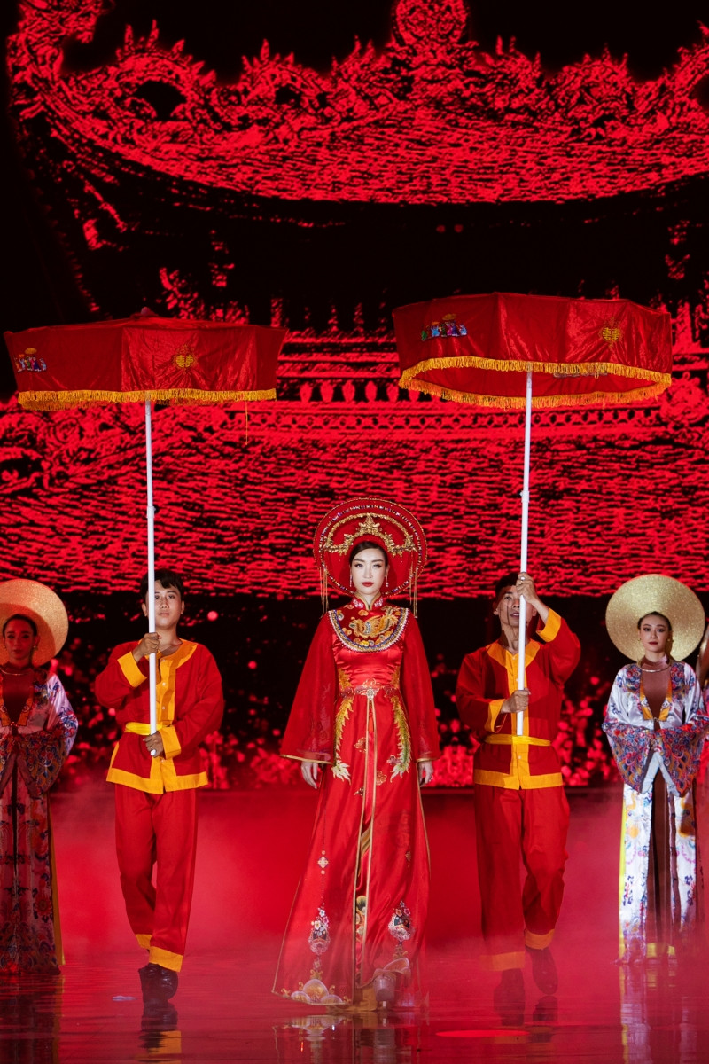 Hoa hậu Mỹ Linh ăn chay để hóa thân thành Thánh Mẫu trong màn trình diễn áo dài ảnh 1