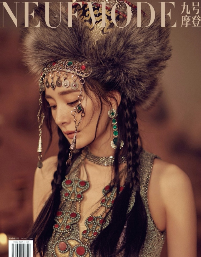 Dương Mịch “mở hàng” bìa năm mới của 3 tạp chí lớn, trong đó có Harper’s BAZAAR Việt Nam ảnh 4