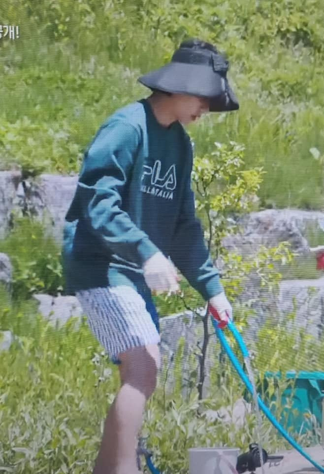 Đội ngược chiếc mũ, V (BTS) khiến fan nữ ngỡ ngàng vì chẳng tìm ra điểm nào bất hợp lý ảnh 4