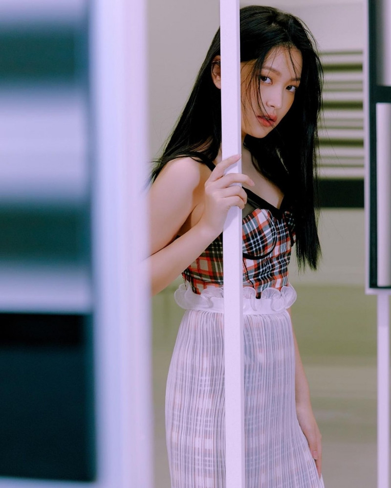 Đụng hàng váy hiệu với Jisoo BLACKPINK, Yeri Red Velvet bị chê như “nàng tiên cá mắc lưới“ ảnh 4