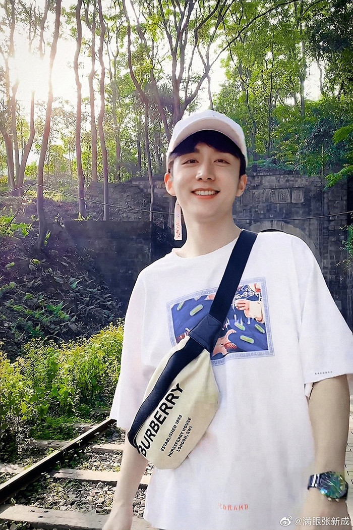 Ngoài đời Trương Tân Thành (Lấy Danh Nghĩa Người Nhà) cũng thích style “cưa sừng làm nghé“ ảnh 2