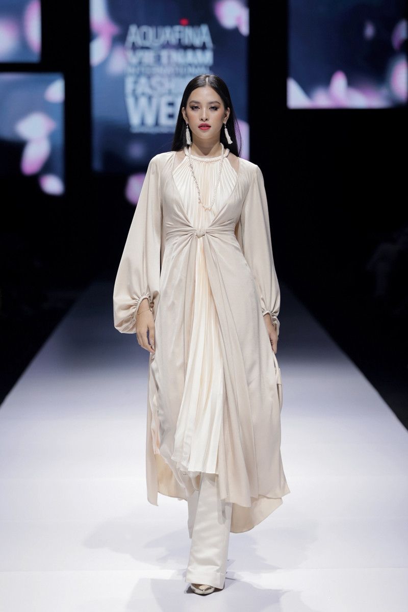 Hoa hậu Tiểu Vy và Hương Giang hóa thân thành “ả đào”, ai thướt tha dịu dàng hơn? ảnh 3