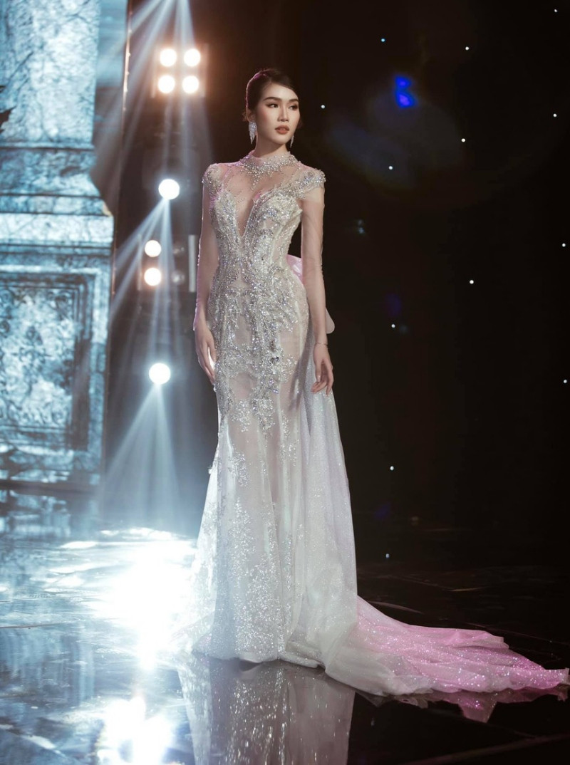 Á hậu Phương Anh, Ngọc Thảo cùng dàn mỹ nhân khoe sắc lộng lẫy trong show diễn chào 2021 ảnh 3