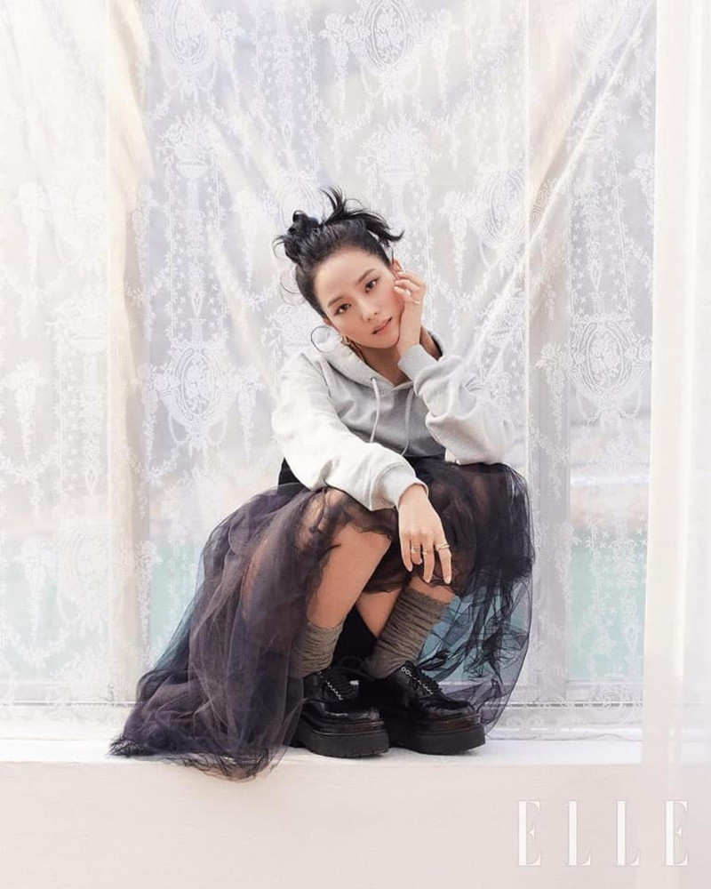Mặc chiếc váy da bóng khó nhằn, Jisoo (BLACKPINK) “chặt đẹp” mẫu xịn của hãng ảnh 6