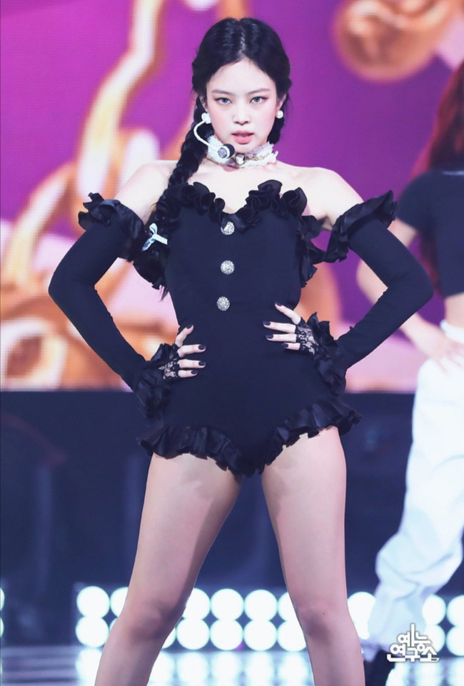 Trương Vũ Kỳ gây bão với body đỉnh trên "Tỷ Tỷ Đạp Gió Rẽ Sóng", váy “đụng hàng” Jennie ảnh 7