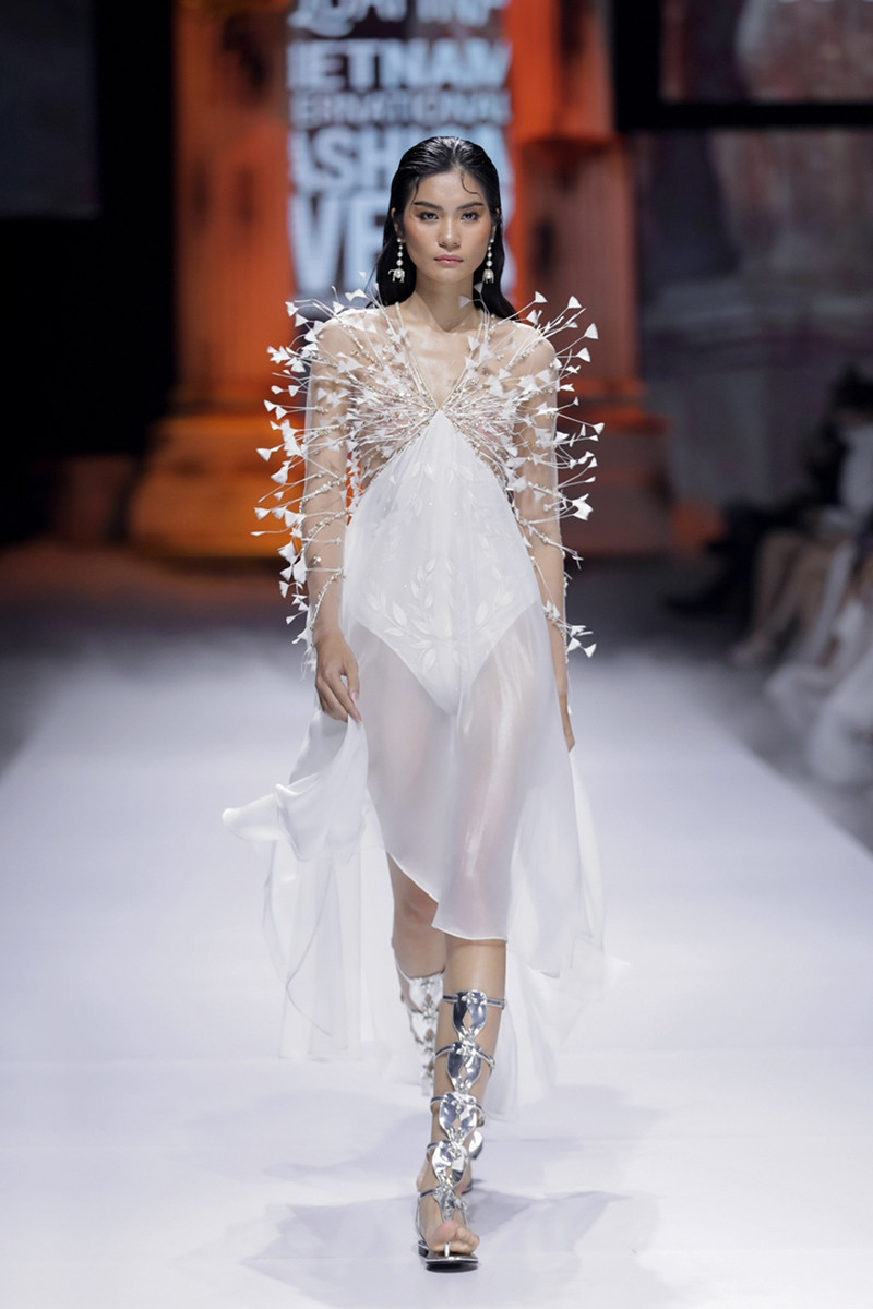 Mặc bộ váy nặng 40kg, Hoa hậu Đỗ Mỹ Linh lo lắng: “Em sợ sẽ bị ngã trên sàn catwalk!“ ảnh 12