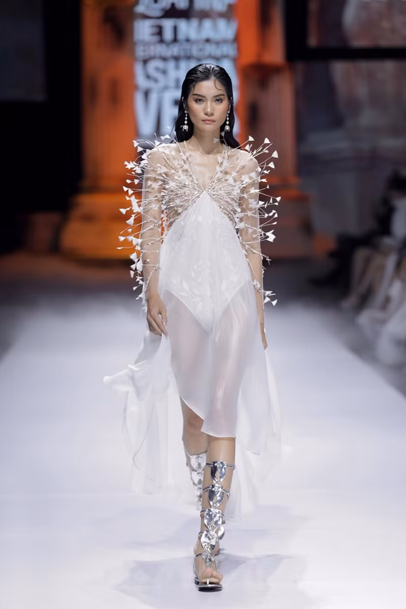 Mặc bộ váy nặng 40kg, Hoa hậu Đỗ Mỹ Linh lo lắng: “Em sợ sẽ bị ngã trên sàn catwalk!“ ảnh 12