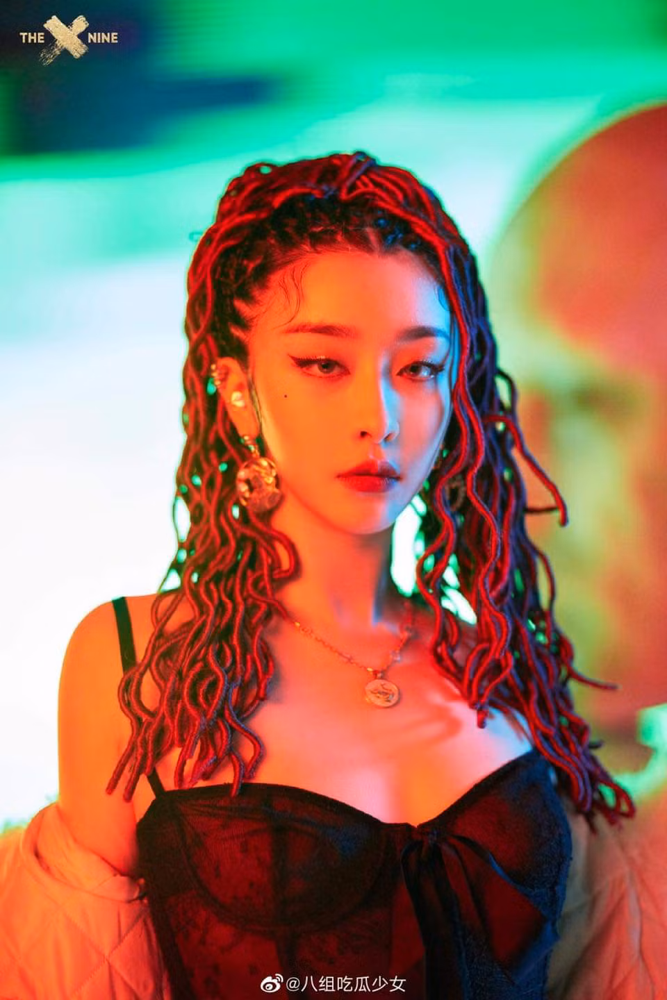 Kể cả không biết THE9 là ai bạn cũng sẽ bất ngờ với tạo hình của nhóm trong MV “SPHINX” ảnh 7