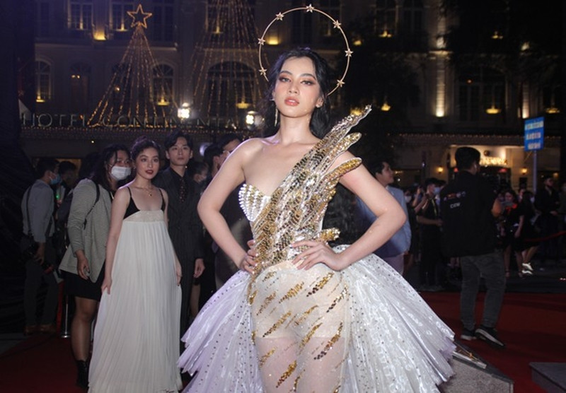 Hoa hậu Đỗ Thị Hà, Tiểu Vy và Lương Thùy Linh lại có màn đọ sắc “cực gắt” trên thảm đỏ ảnh 10