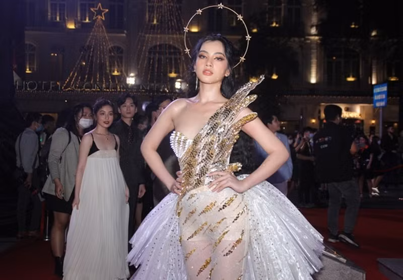 Hoa hậu Đỗ Thị Hà, Tiểu Vy và Lương Thùy Linh lại có màn đọ sắc “cực gắt” trên thảm đỏ ảnh 10