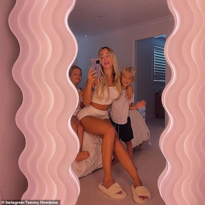 Không chỉ chụp selfie, Joy (Red Velvet) còn quay hẳn clip khoe gương xịn sò y chang của Jisoo (BLACKPINK) ảnh 6