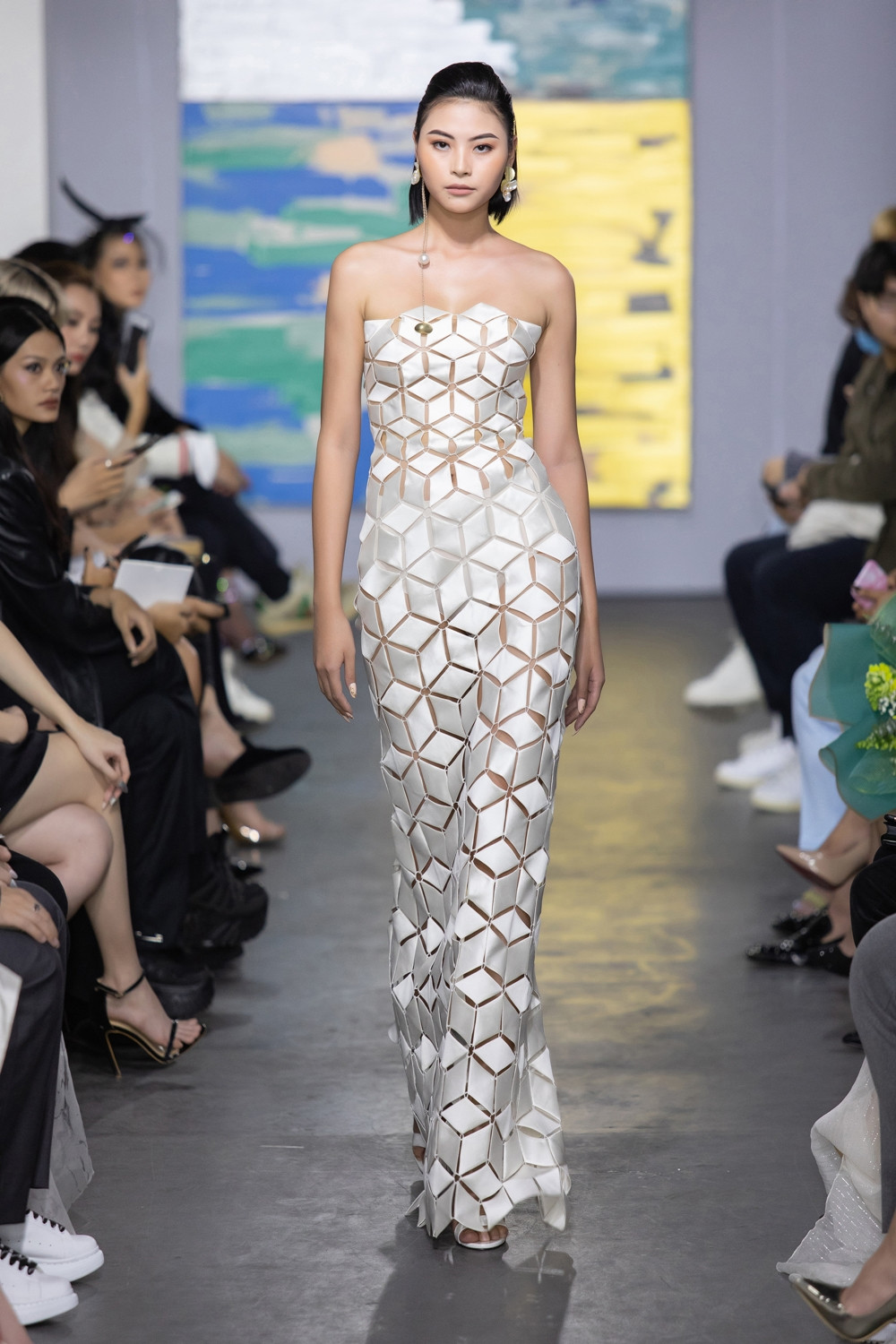 Hoa hậu Đỗ Thị Hà mở màn show thời trang với nhan sắc tựa nàng thơ, ai cũng phải xuýt xoa ảnh 6