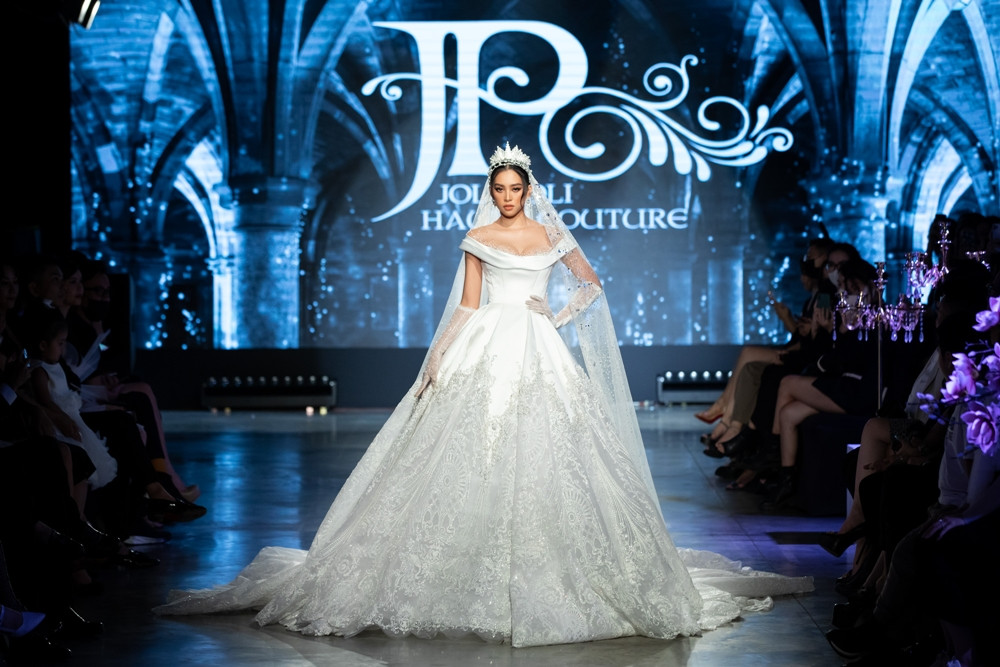 Hoa hậu Tiểu Vy mặc váy cô dâu, đội vương miện như “nữ hoàng” làm vedette show thời trang ảnh 6