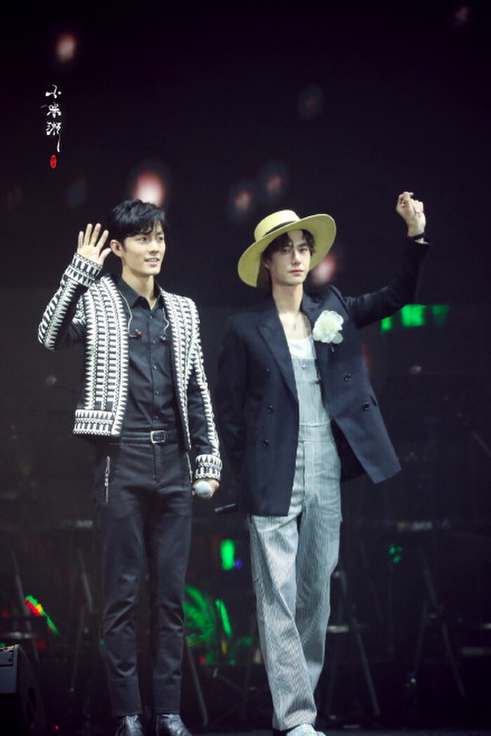 Không phải V (BTS) hay Sơn Tùng M-TP, Vương Nhất Bác mới là người đầu tiên mặc set đồ này ảnh 2