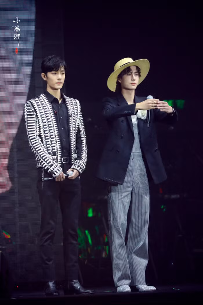 Không phải V (BTS) hay Sơn Tùng M-TP, Vương Nhất Bác mới là người đầu tiên mặc set đồ này ảnh 3