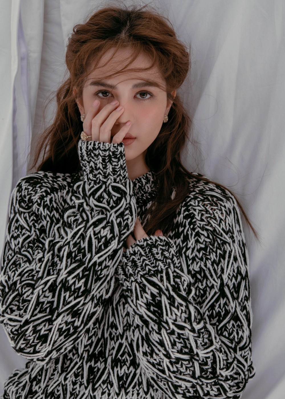 Ngọc Trinh mặc kín đáo vẫn xinh đẹp, visual không hề kém cạnh khi bắt chước Song Hye Kyo ảnh 8