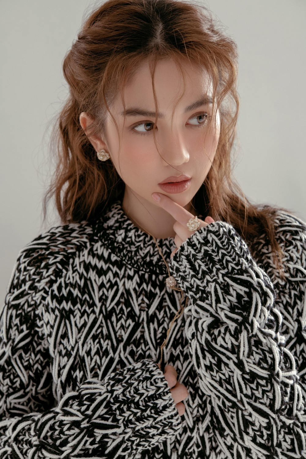 Ngọc Trinh mặc kín đáo vẫn xinh đẹp, visual không hề kém cạnh khi bắt chước Song Hye Kyo ảnh 7