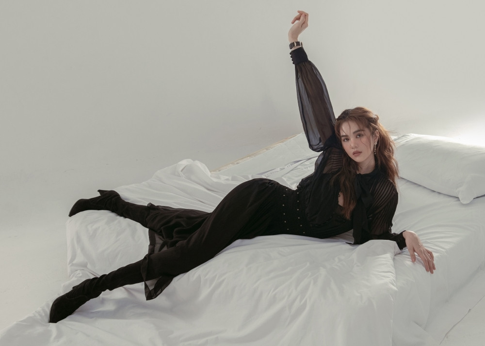 Ngọc Trinh mặc kín đáo vẫn xinh đẹp, visual không hề kém cạnh khi bắt chước Song Hye Kyo ảnh 10