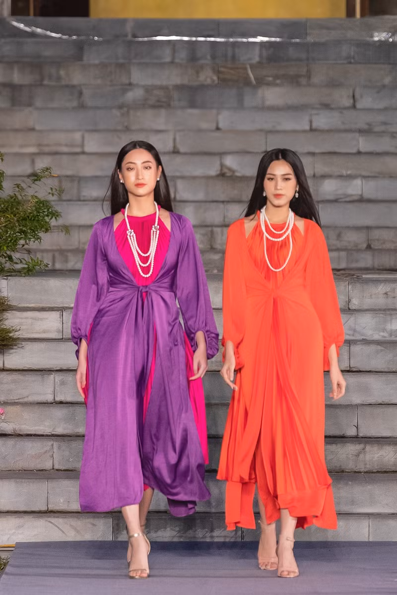 Hoa hậu Đỗ Thị Hà, Lương Thùy Linh mặc áo yếm, tự tin catwalk giữa thời tiết dưới 10 độ ảnh 2