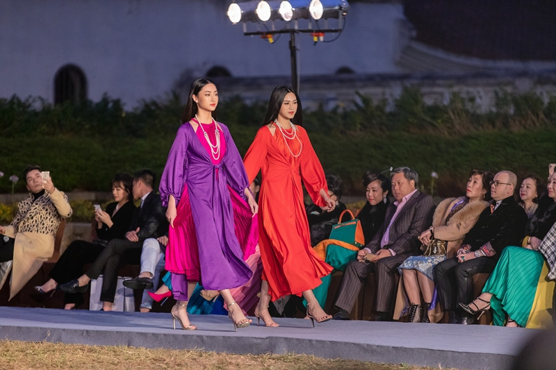 Hoa hậu Đỗ Thị Hà, Lương Thùy Linh mặc áo yếm, tự tin catwalk giữa thời tiết dưới 10 độ ảnh 3