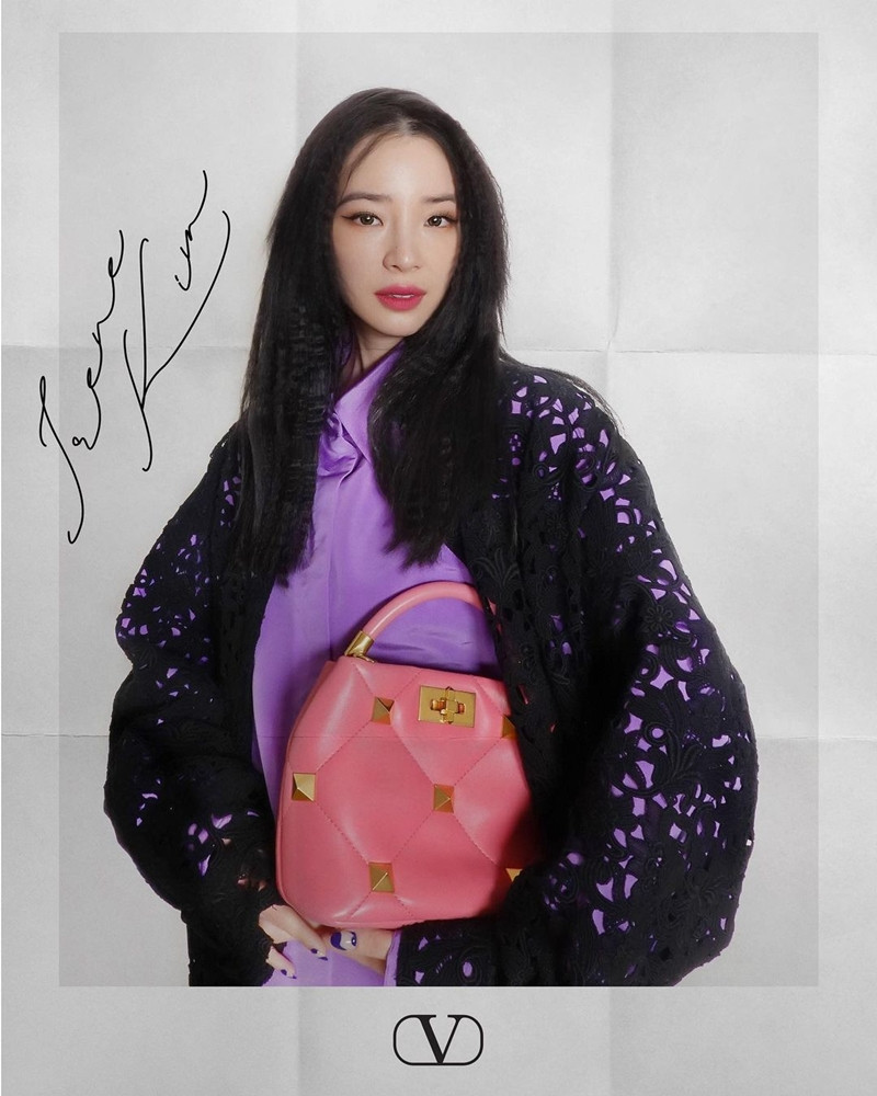 Chị đẹp Son Ye Jin xinh tươi trẻ đẹp ngang ngửa Đường Yên, Quan Hiểu Đồng ở show Valentino ảnh 7