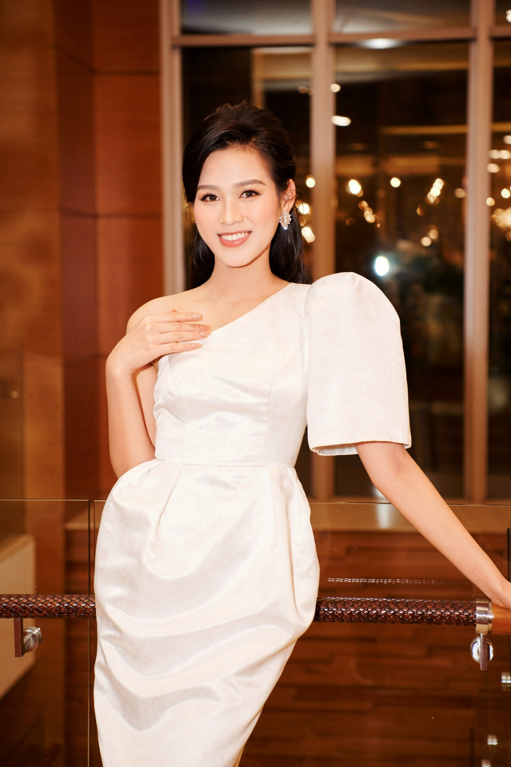 Hoa hậu Đỗ Thị Hà và Lương Thùy Linh chọn váy màu sắc đối lập, khoe khéo body cực phẩm ảnh 5