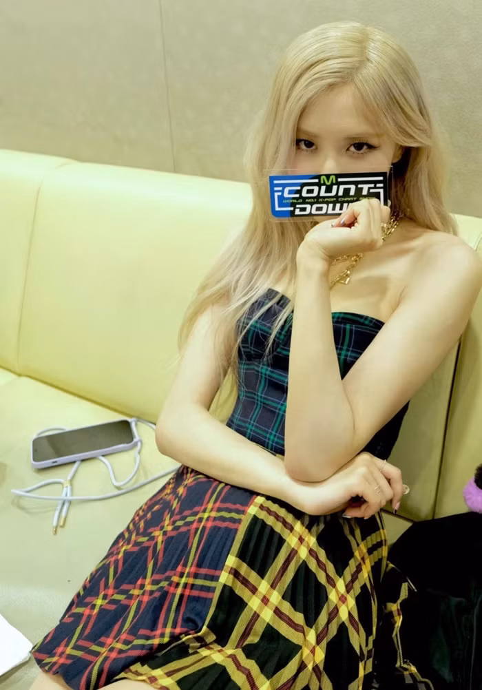 "On The Ground" của Rosé dù tạo ra nhiều kỷ lục nhưng vẫn thua Brave Girls ở cúp tuần ảnh 2