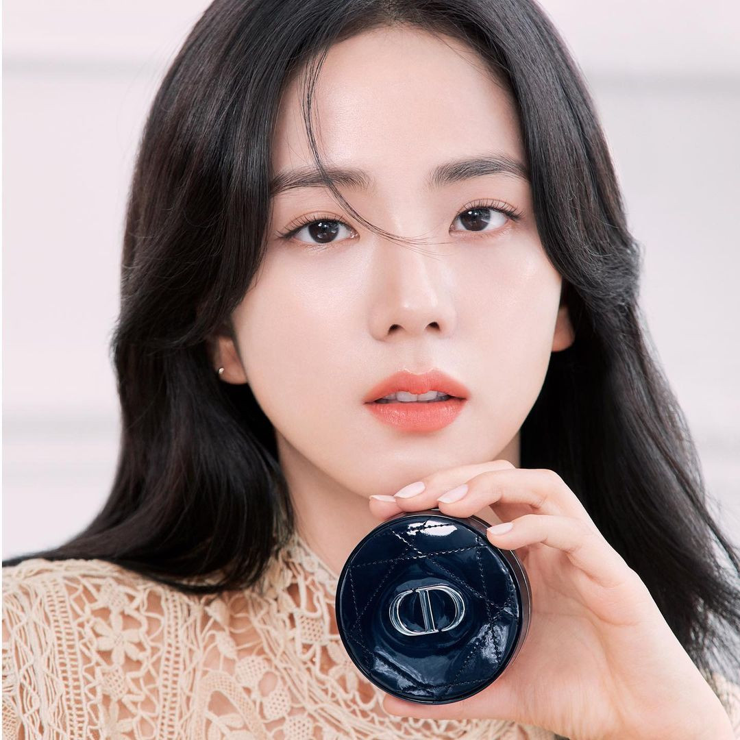 Jisoo BLACKPINK có lấn át được Hoa hậu Honey Lee trong loạt ảnh quảng cáo mỹ phẩm Dior? ảnh 3