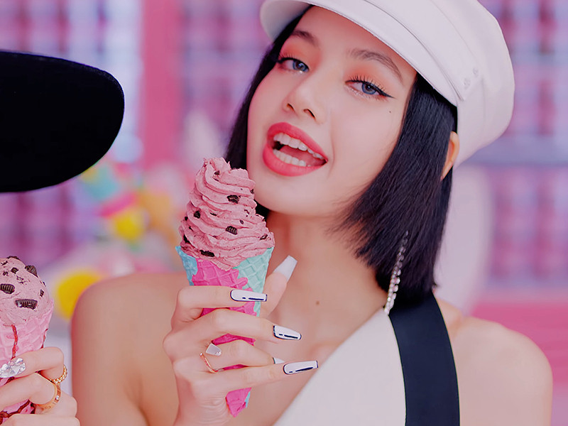 Ngoài vòng cổ tiền tỉ, Lisa BLACKPINK đeo cả trang sức 1,5 triệu đồng trong "Ice Cream" ảnh 2