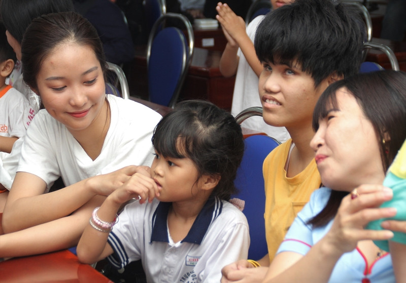 Thí sinh Hoa Hậu Việt Nam 2020 chia sẻ yêu thương cùng các em nhỏ kém may mắn ở Vũng Tàu ảnh 3