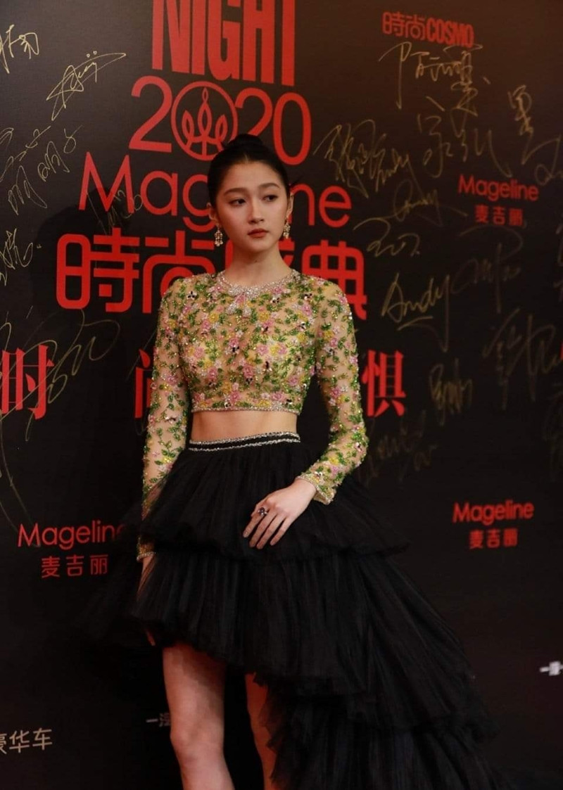 Quan Hiểu Đồng lên No.1 hot search vì chiếc váy, tưởng được khen hóa ra bị chê tơi tả ảnh 2