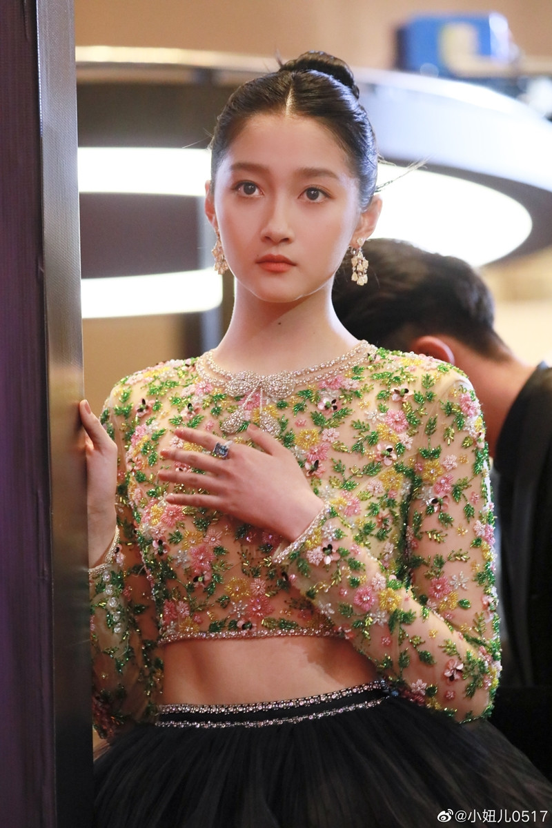 Quan Hiểu Đồng lên No.1 hot search vì chiếc váy, tưởng được khen hóa ra bị chê tơi tả ảnh 4