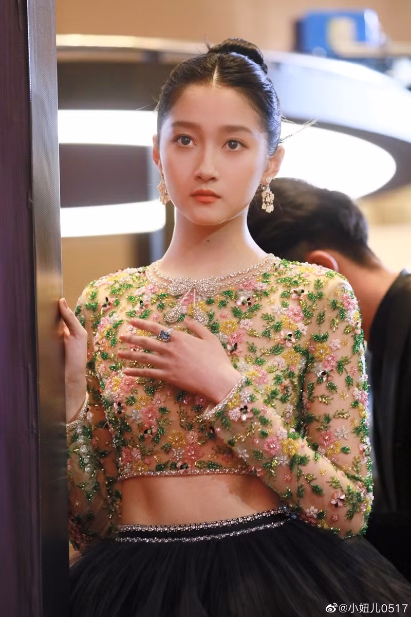 Quan Hiểu Đồng lên No.1 hot search vì chiếc váy, tưởng được khen hóa ra bị chê tơi tả ảnh 4