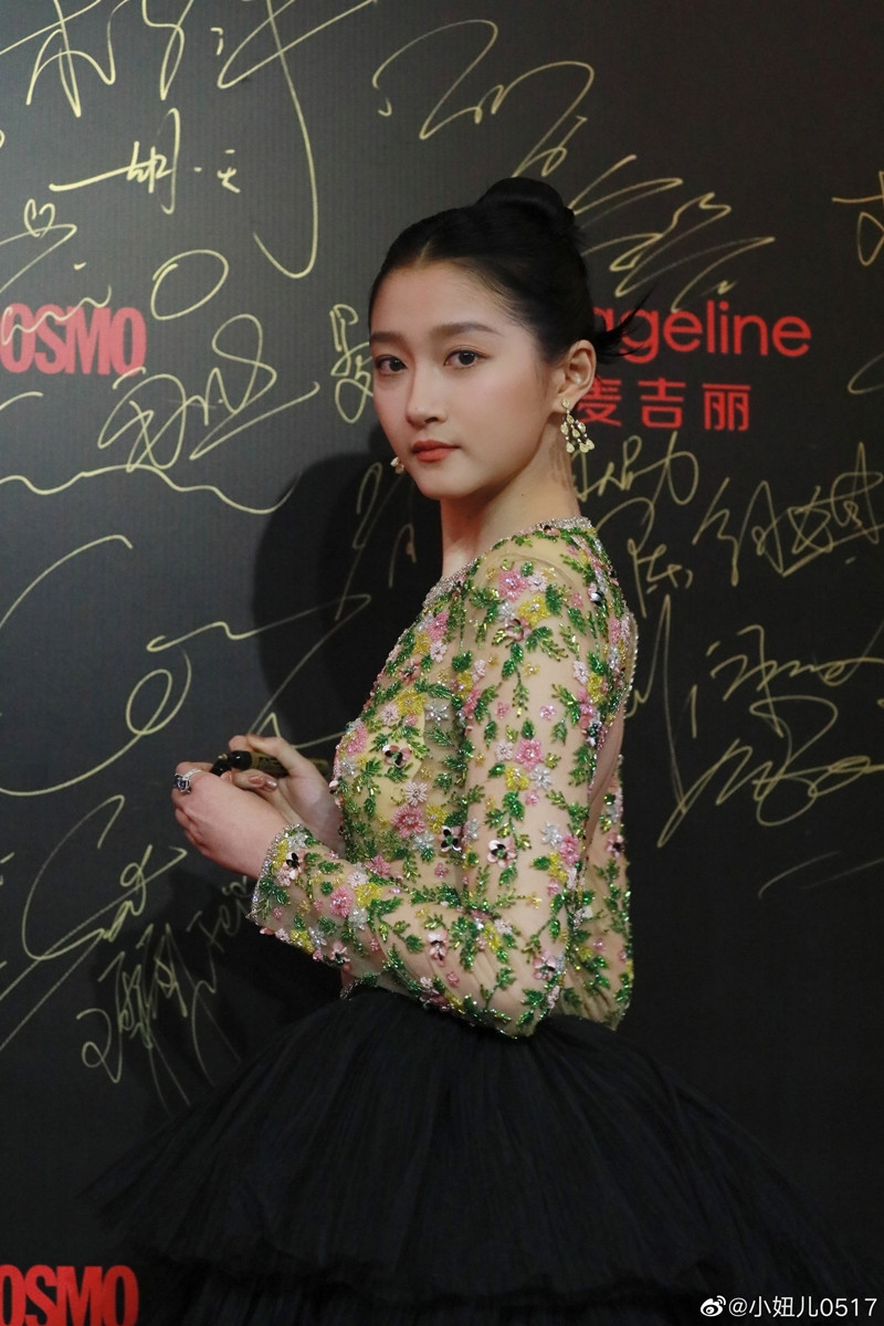 Quan Hiểu Đồng lên No.1 hot search vì chiếc váy, tưởng được khen hóa ra bị chê tơi tả ảnh 5