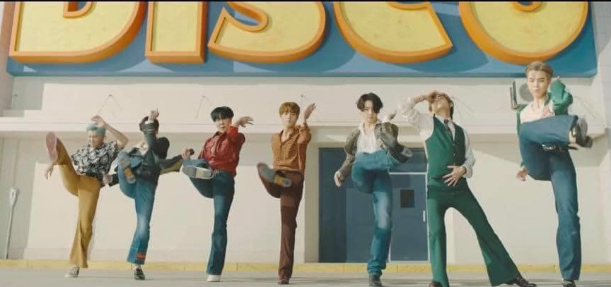 Big Hit tung MV Dynamite (B-side) - phiên bản “tấu hài” cực mạnh từ các chàng trai BTS ảnh 5