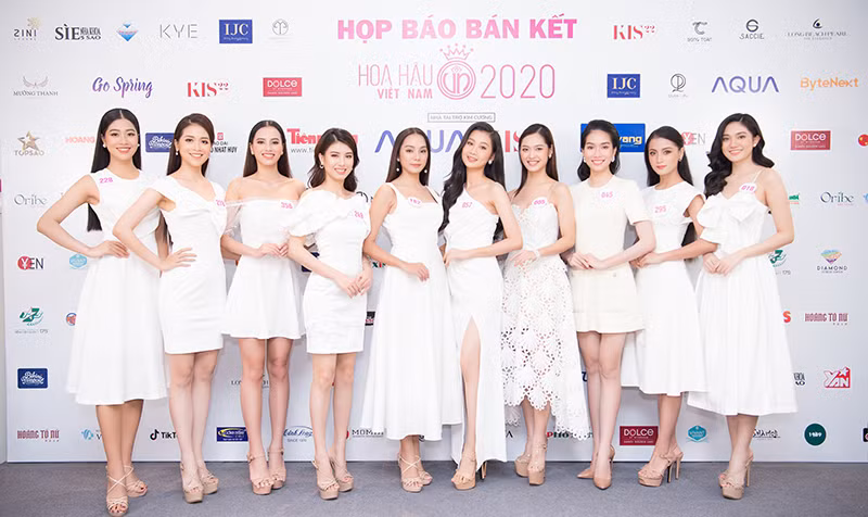 Top 60 Hoa Hậu Việt Nam 2020 diện váy trắng rạng rỡ, sẵn sàng cho vòng Bán kết tối nay ảnh 1