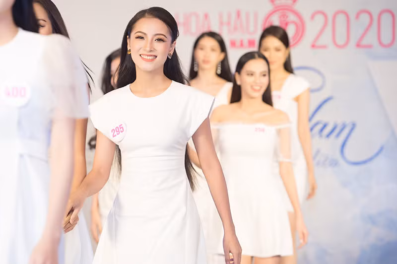 Top 60 Hoa Hậu Việt Nam 2020 diện váy trắng rạng rỡ, sẵn sàng cho vòng Bán kết tối nay ảnh 5