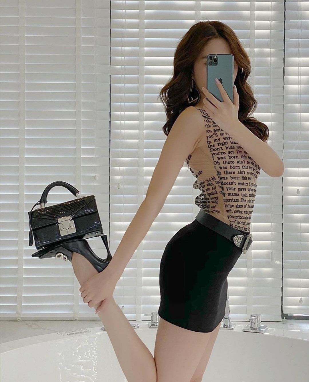 Học Ngọc Trinh, Minh Hằng... cách phối đồ để xin một vé gia nhập ngay “hội toàn chân” ảnh 3