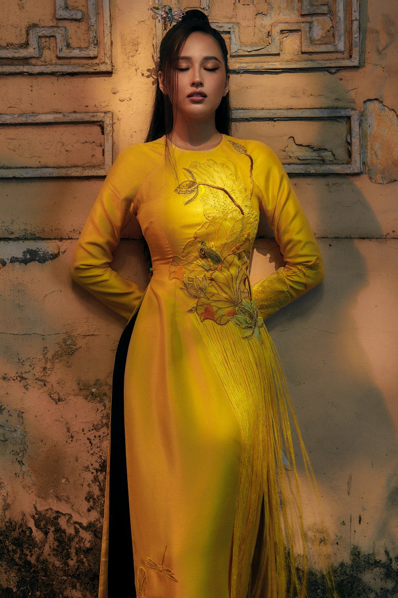 Hơn 10 năm mới mặc lại áo dài, Hoa hậu Mai Phương Thúy đẹp sắc sảo như mỹ nữ cổ trang ảnh 3